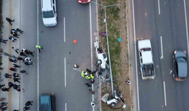 Mersin'de feci kaza: Otomobil ikiye bölündü, 4 kişi yaralandı