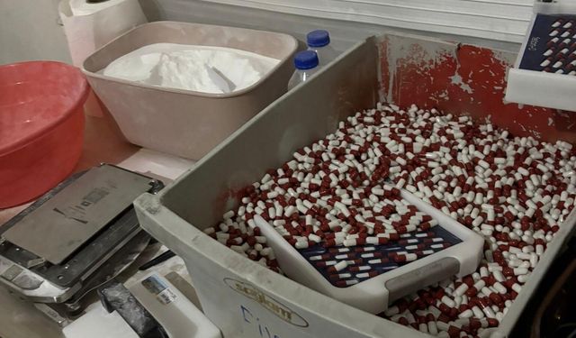 Mersin'de sentetik ecza imalathanesine operasyon: Binlerce hap ele geçirildi, 2 tutuklama