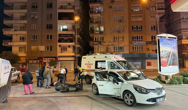Muratpaşa'da otomobil ile motosiklet çarpıştı: 1 yaralı