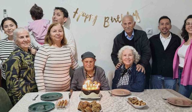 Mustafa dede, 102'nci yaş gününü çocukları ve torunlarıyla kutladı