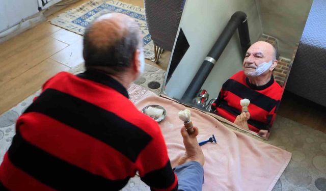 Onu görenler azmine hayran kalıyor: Ayaklarıyla tıraş oluyor, yemek yiyor, para üstü veriyor