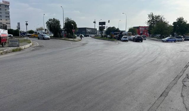 Otomobil çarptı, elektrikli bisiklet ikiye bölündü: Sürücü havada takla attı