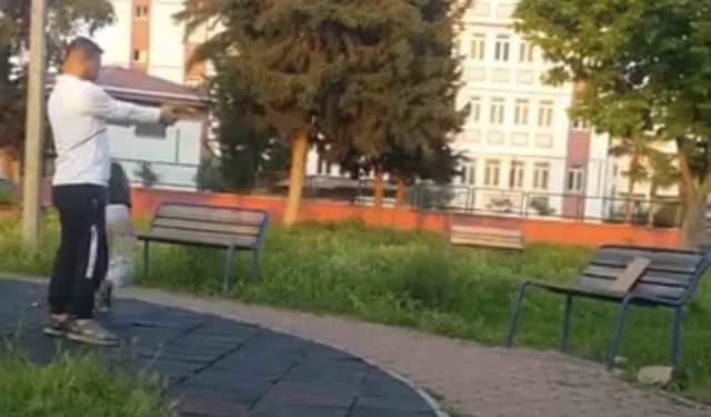 Parkta çocuğa oyuncak silahla atış talimi yaptırdı