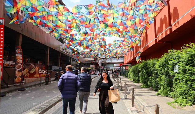 Renkli şemsiyelerle kaplı sokak, harabeye döndü