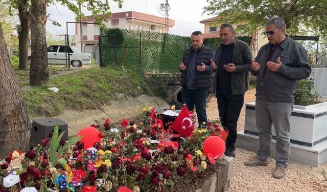 Saldırıda hayatını kaybeden Adnan'ın mezarlarına bırakılan notlar duygulandırdı