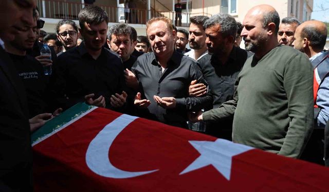 Saldırıda ölen öğretmenin eşi ve çocukları tabut başında gözyaşı döktü