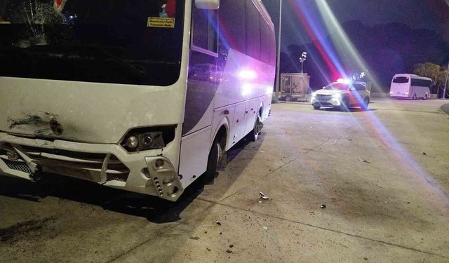 Serik'te midibüs ile çarpışan motosikletli yaralandı