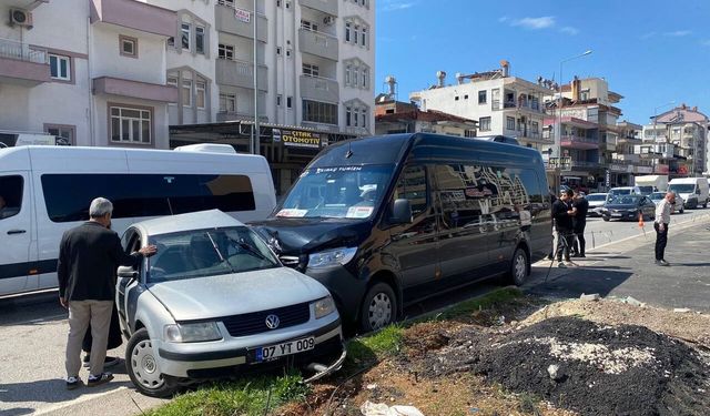 Serik'te tur minibüsü ile otomobil çarpıştı: 2 yaralı