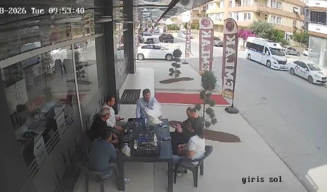 Sohbet masasına düşen davetsiz misafir kısa süreli paniğe neden oldu