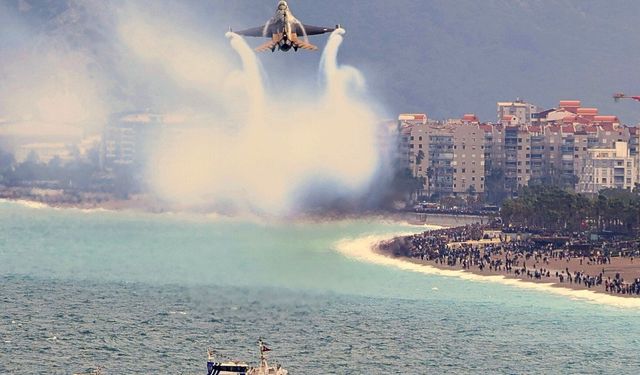 SOLOTÜRK Antalya'da nefes kesti: 23 Nisan kutlamalarında gökyüzü bayraklarla buluştu