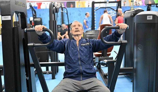 Spor tutkunu 86 yaşındaki 'süper dede', gençlere taş çıkartıyor