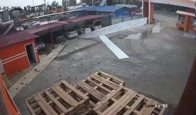 Tarsus'ta etkili olan rüzgar bir iş yerinin çatısını uçurdu