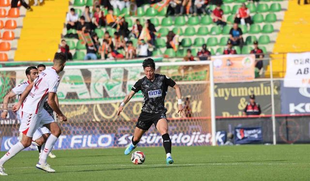 Trendyol Süper Lig: Corendon Alanyaspor: 0 - Samsunspor: 2 (İlk yarı)