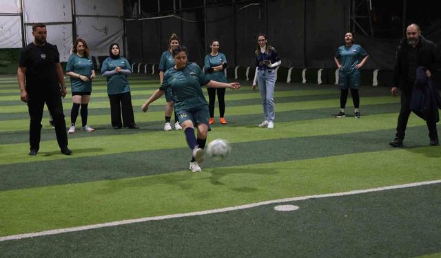 Yeşil sahadaki performanslarıyla erkeklere taş çıkaran kadınlar, halı saha maçında doyasıya eğlendiler