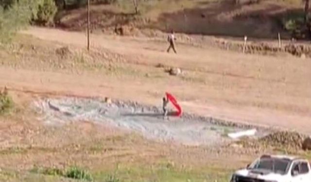 14 yaşındaki Yusuf, yere düşen bayrağı almak için piste koştu