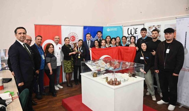 8 ülkenin katıldığı gastronomi yarışmasından Kahramanmaraşlı öğrenciler madalyalarla döndü