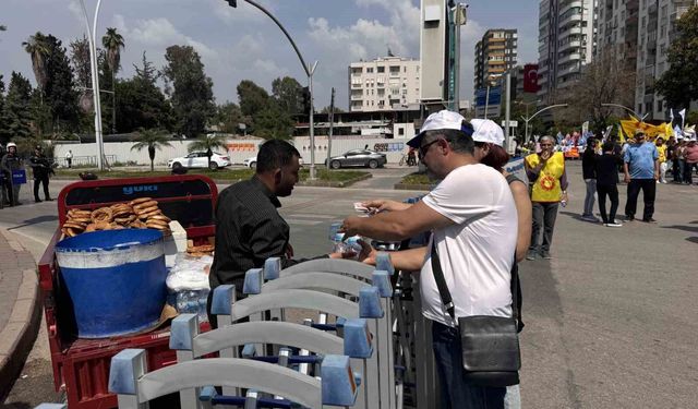 Adana'da simitçiler ve su satıcıları bariyerlerin arkasında çalışmaya devam etti