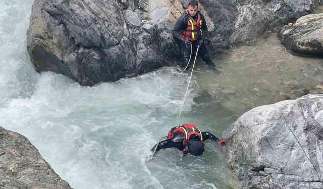 Akıntıya kapılarak kaybolan 9 yaşındaki Mendul'un cansız bedeni 3 kilometre uzaklıkta kütüğün altında çıktı