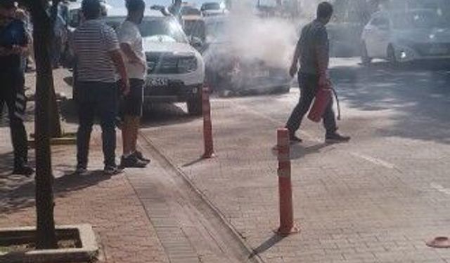 Alanya'da otomobilin motor kısmından dumanlar yükseldi, yangını vatandaş söndürdü