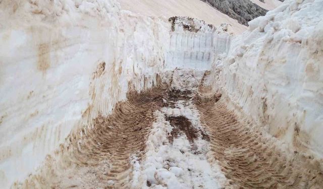 Alanya'da yayla yollarında kar mesaisi