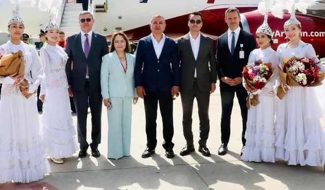 Almatı'dan Gazipaşa-Alanya Havalimanına ilk uçak seferi 'su takı' seremonisiyle karşılandı