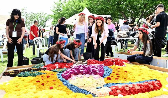 Antalya'da 130 bin çiçekle renkli rekabet