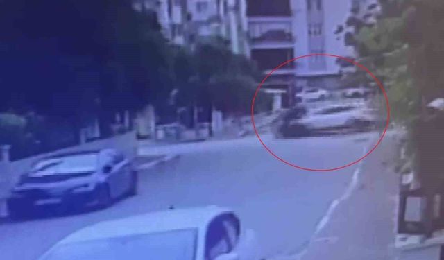 Antalya'da 2 polis memurunun yaralandığı kaza anı kameraya yansıdı
