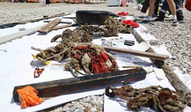 Antalya'da 4 etaptan oluşan deniz dibi temizliğinde yaklaşık 20 ton atık çıkartıldı