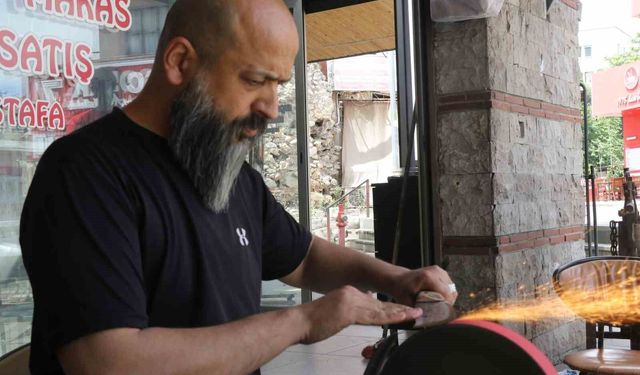 Antalya'da bıçakçılarda bayram mesaisi