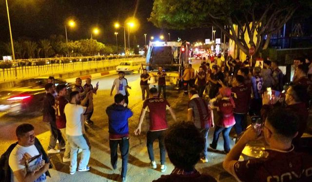 Antalya'da bordo-mavili taraftarlardan kupa coşkusu