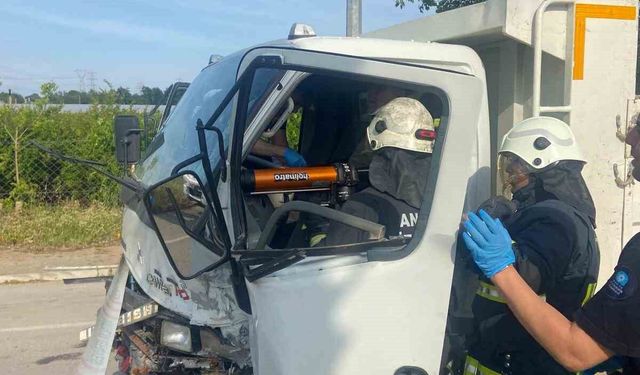 Antalya'da iki kamyonet çarpıştı: 2 yaralı
