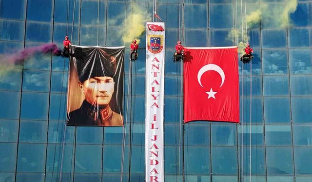 Antalya'da JAK timi, halatla sarktıkları 64 metre yükseklikte Türk bayrağı açtı