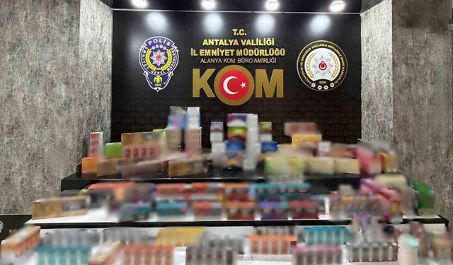 Antalya'da kaçakçılık operasyonlarında silah ve kaçak ürünler ele geçirildi