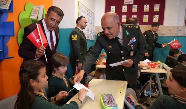 Antalya'da minikler ilk mektuplarını Mehmetçiğe yazdı: 'İyi ki varsın'