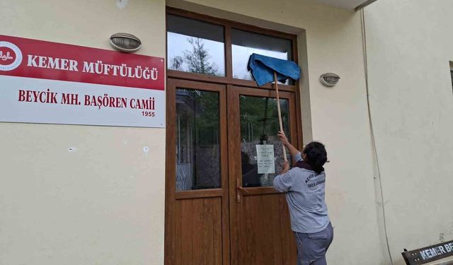 Antalya'nın Kemer ilçesinde bayram öncesi camilerde temizlik seferberliği