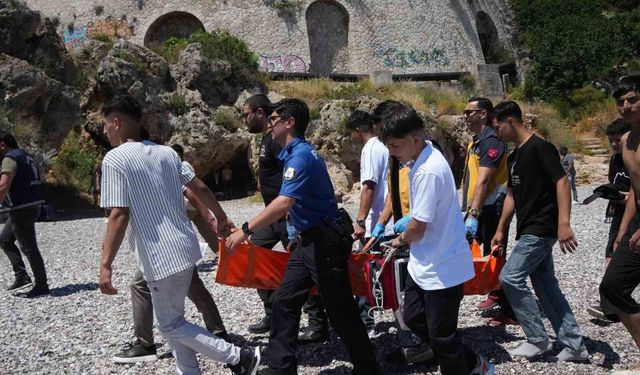 Arkadaşını kurtarmak isterken boğulma tehlikesi geçiren çocuk hastanelik oldu