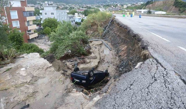 Aşırı yağışla birlikte çöken yoldan düşen otomobilin sürücüsü öldü