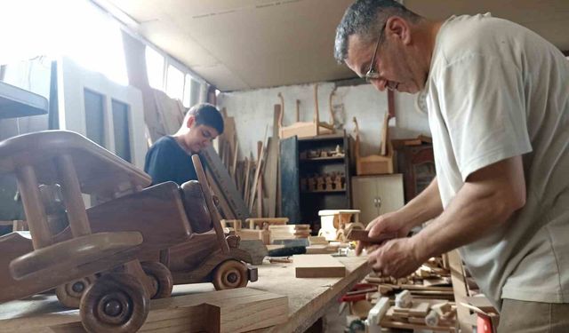 Atmaya kıyamadığı ahşapları sanat eserine çeviren 50 yıllık ustanın oyuncak arabaları ilgi görüyor