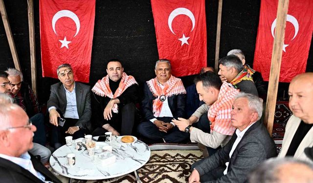 Başkan Uysal, yörüklerle bir araya geldi tuluk başına geçip keşkek dövdü
