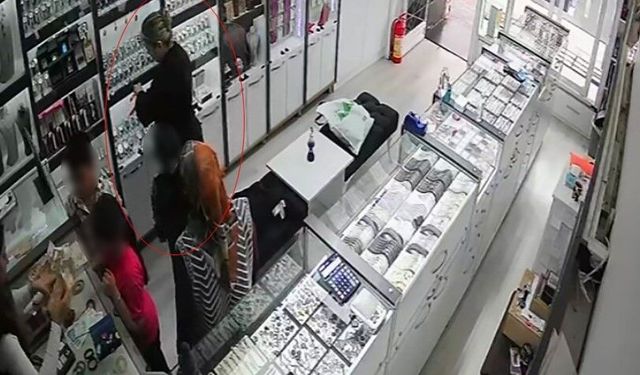 Birini satın aldı, diğerini çaldı: O anlar kamerada