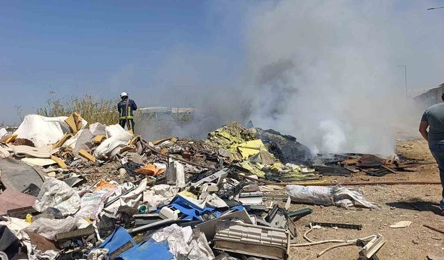 Boş araziye dökülen çöplerin sebep olduğu yangın korkuttu
