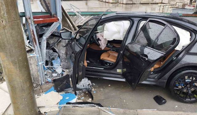 Burdur'da otomobil yoldan çıktı: 2 yaralı