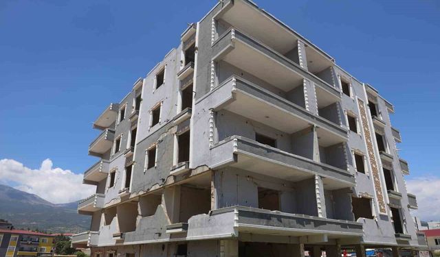 Canını hiçe sayan hayvanseverin ağır hasarlı binadan köpeği kurtardığı anlar kamerada