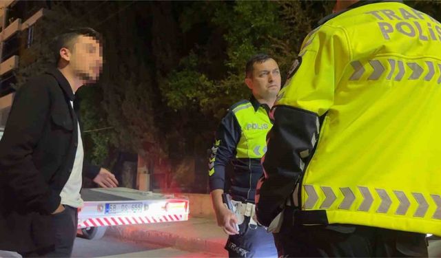 Dur ihtarına uymayan alkollü sürücünün polisi ikna çabaları sonuç vermedi