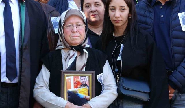 Duruşmaya oğlunun portresiyle gelen anne: 'Ne olur bir an önce ceza verin de buralara gelmeyeyim'