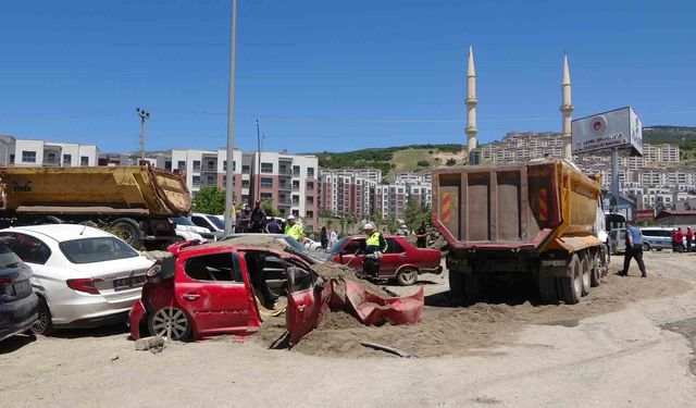 Freni boşalan kamyon 7 araca çarptı: 6 yaralı