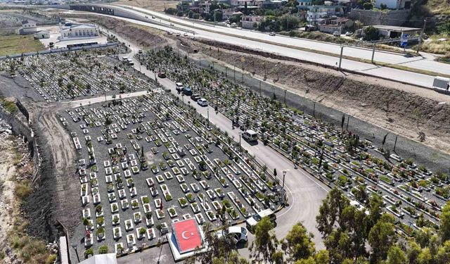 Hatay'da deprem şehitliğinde buruk Kurban Bayramı