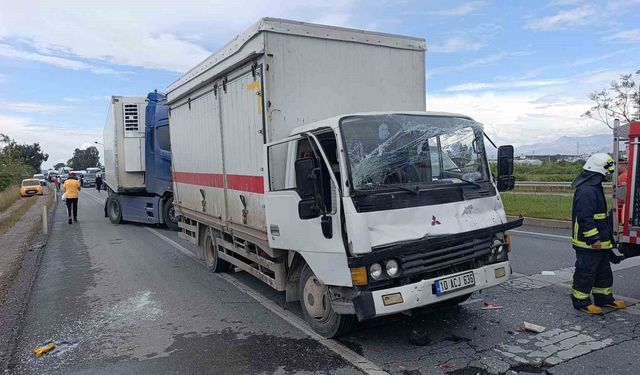 Kamyon, kırmızı ışıkta bekleyen tıra çarptı: 2 yaralı