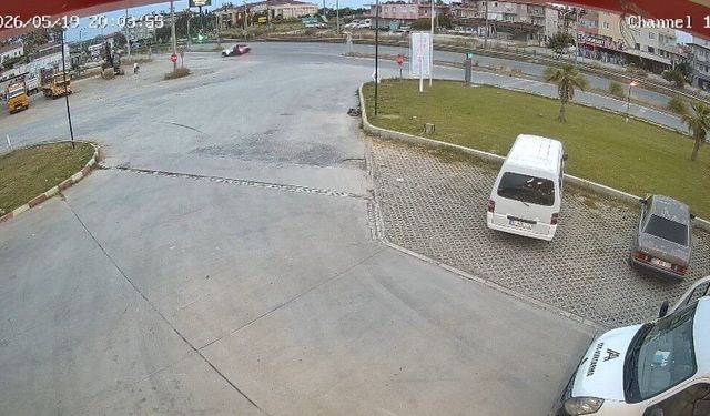 Kavşakta otomobile çarpan motosikletteki 2 kişi yaralandı