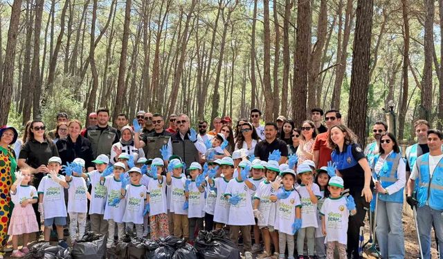 Kemer'de minik ellerden çevre temizliği